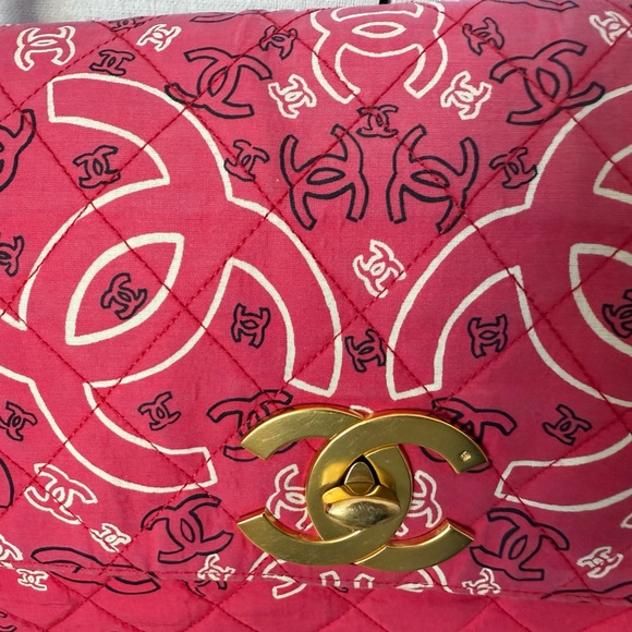 CHANEL Red Quilted Bag with 24kt plated CC logo - Picture 4 of 14